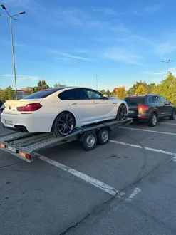 Mașină transportată la atelier